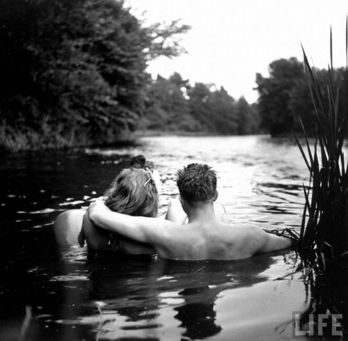 Alfred Eisenstaedt. Couple floating in Apple River, Somerset. 1941.jpg